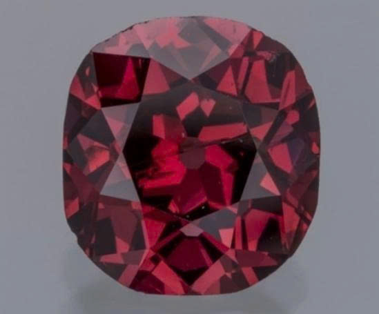 Kim cương đỏ 25 triệu viên mới có một